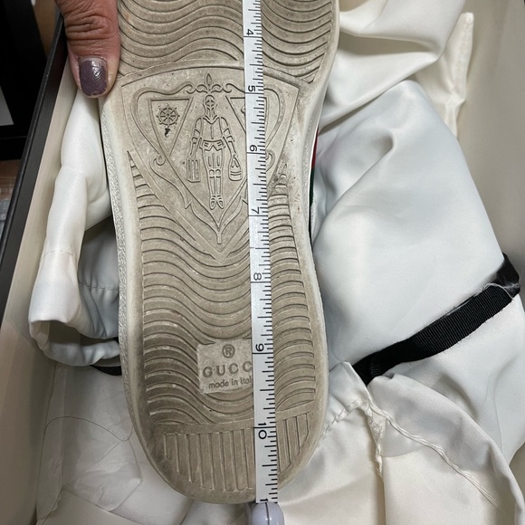 Gucci Bees Sneaker - Picture 3 of 4